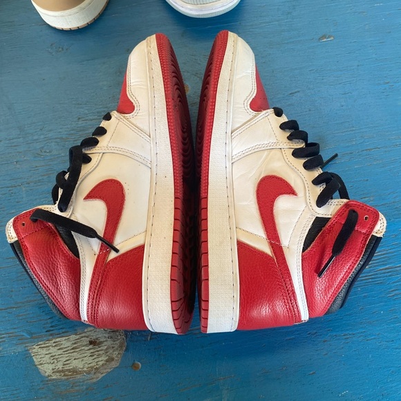 Air Jordan Kids Sneakers Red and White Nike Retro 1 High - Picture 2 of 7